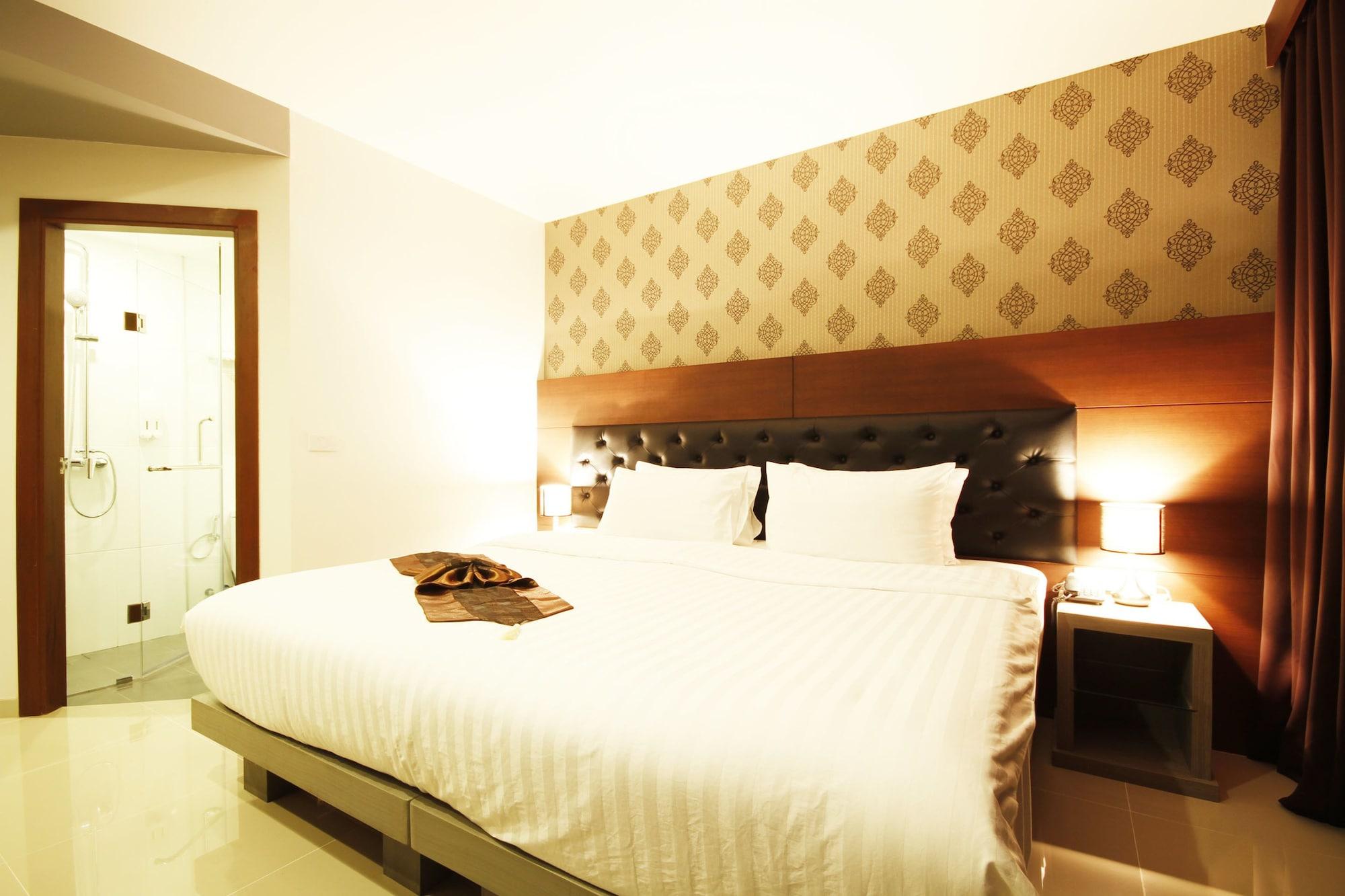Hemingways Silk Hotel Patong Exterior photo