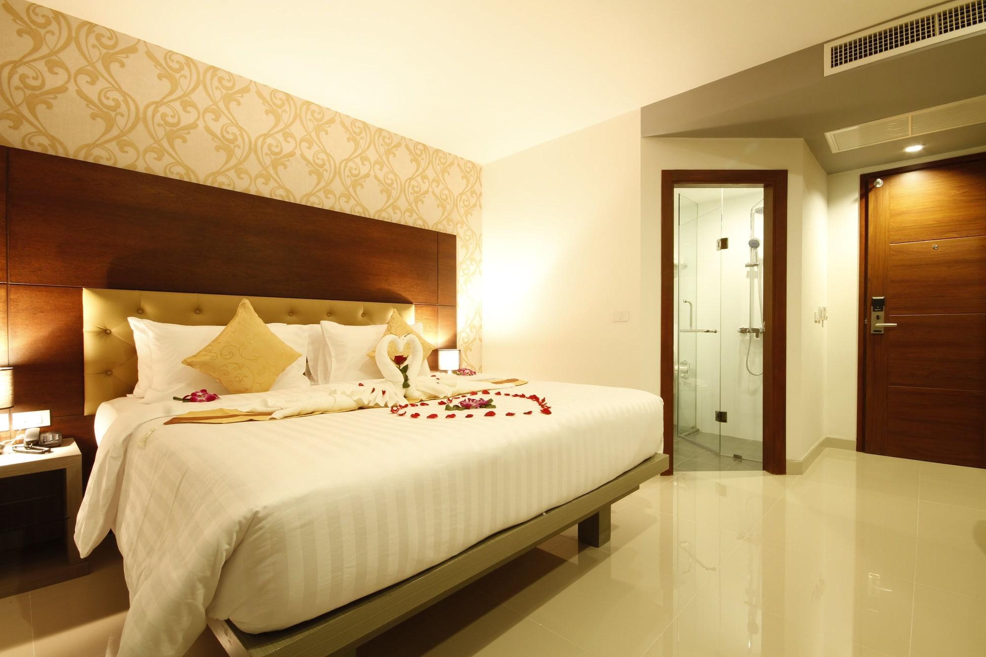 Hemingways Silk Hotel Patong Exterior photo