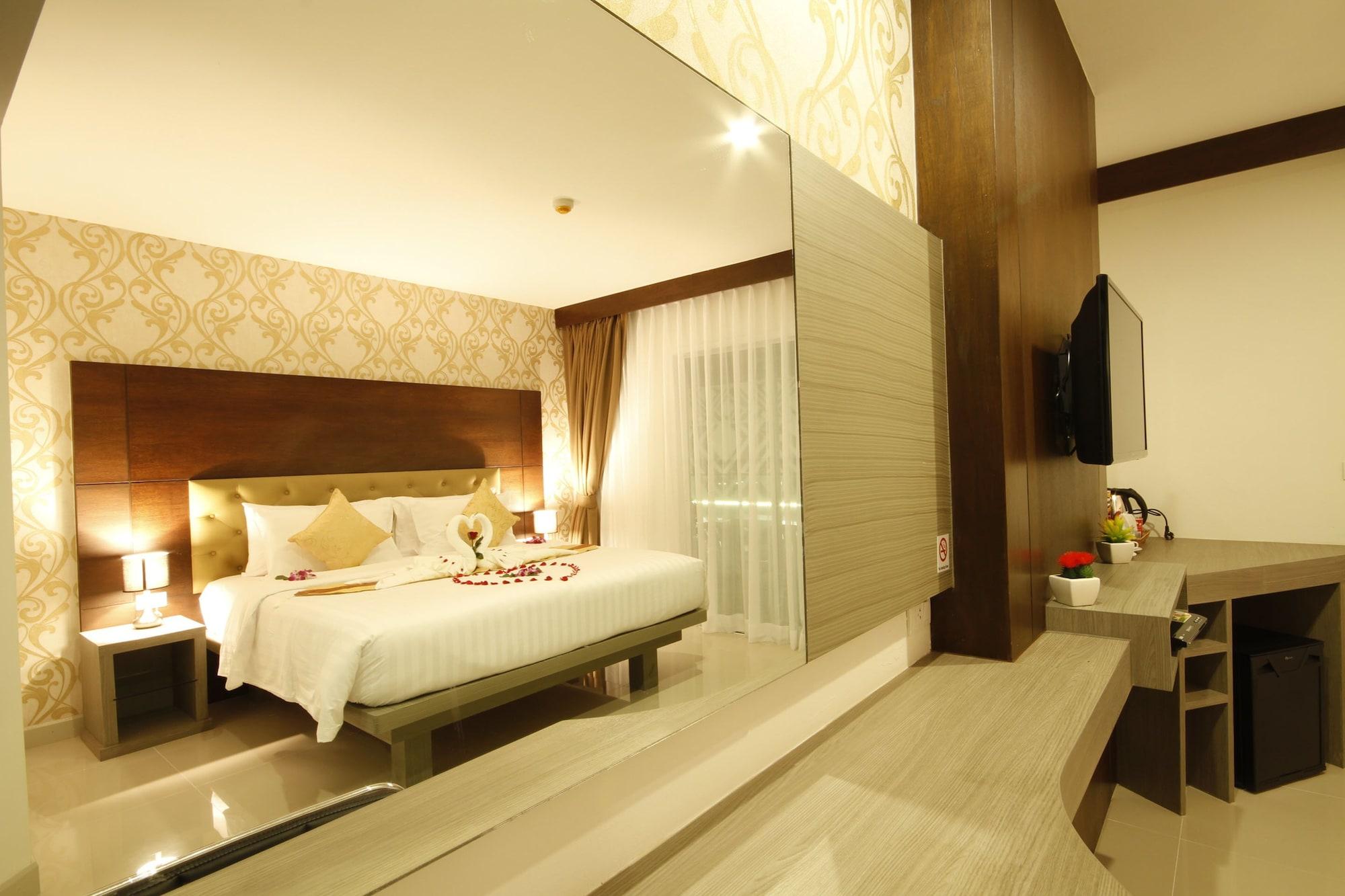 Hemingways Silk Hotel Patong Exterior photo