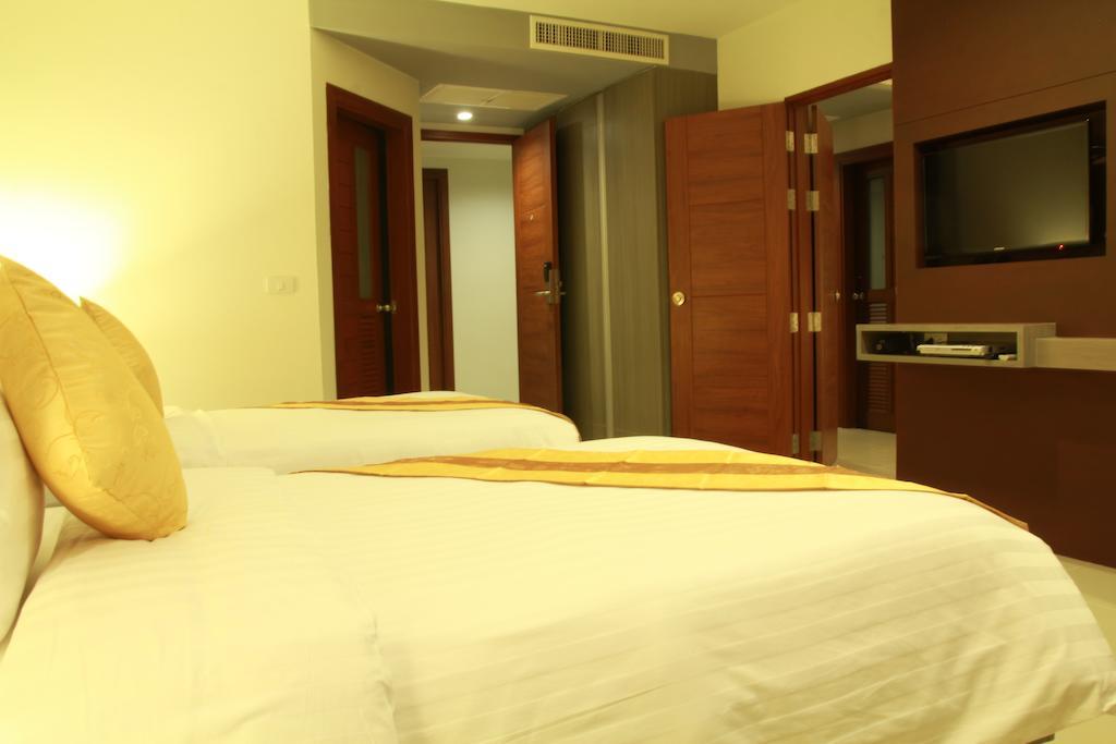 Hemingways Silk Hotel Patong Exterior photo