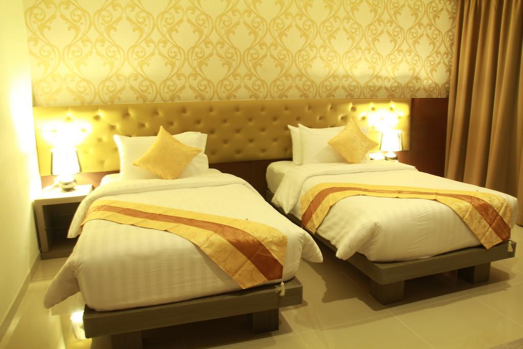 Hemingways Silk Hotel Patong Exterior photo