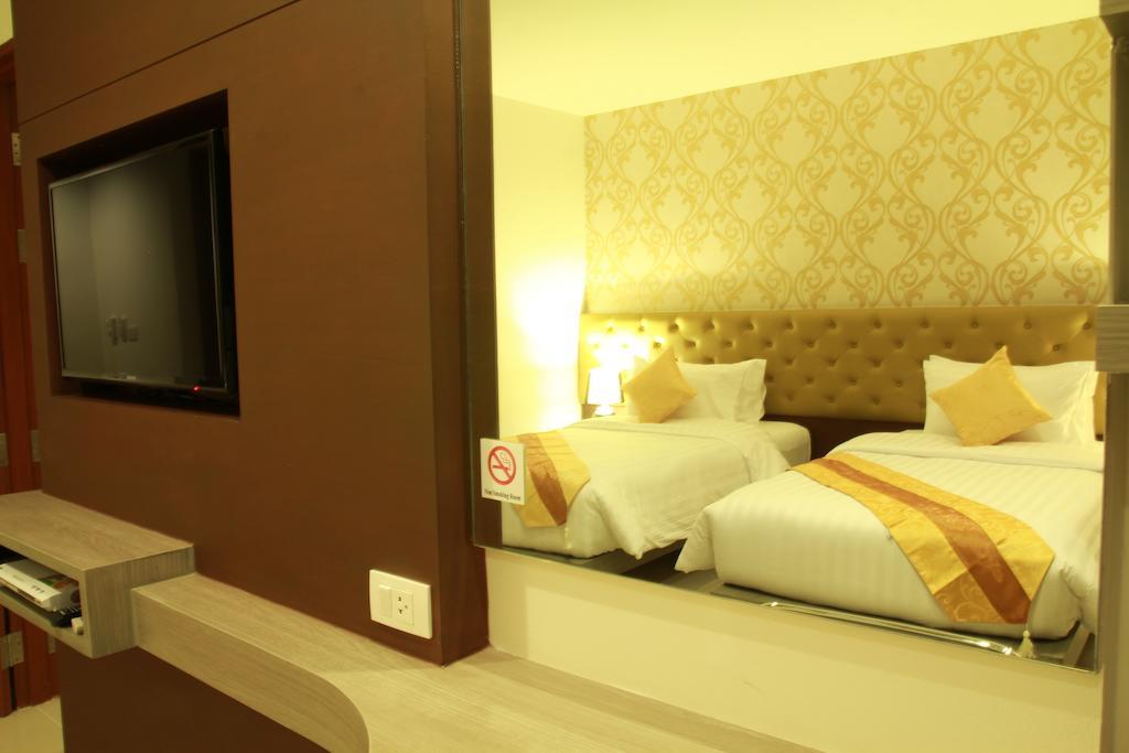 Hemingways Silk Hotel Patong Exterior photo
