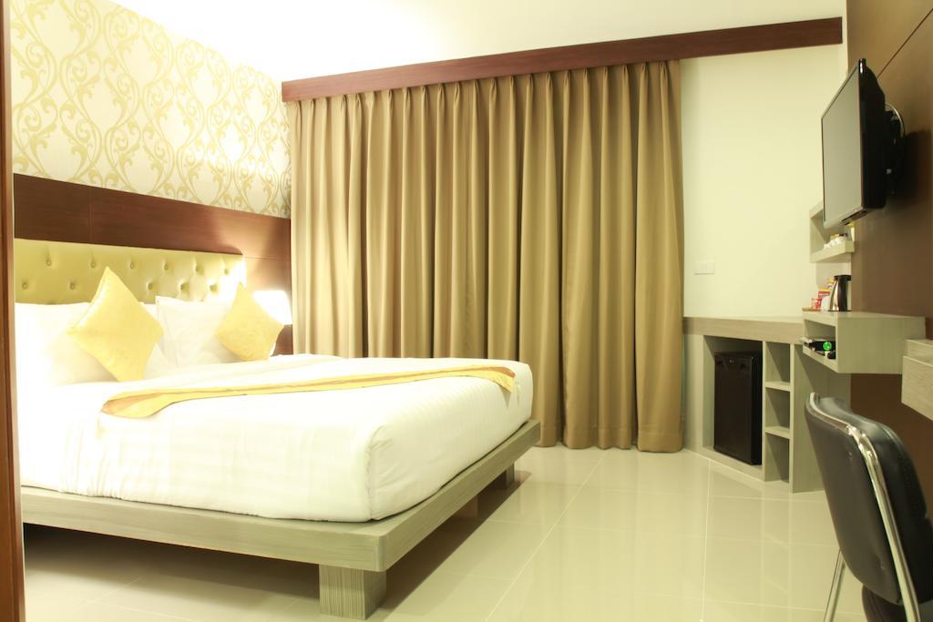 Hemingways Silk Hotel Patong Exterior photo
