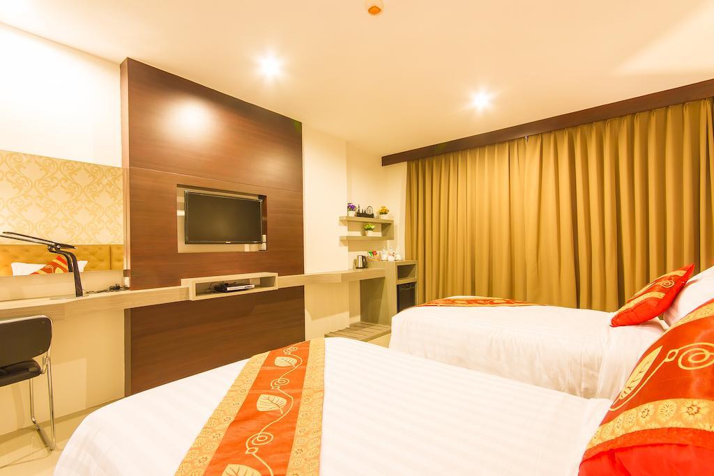 Hemingways Silk Hotel Patong Room photo
